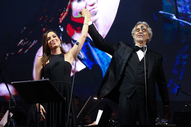 Anitta e Andrea Bocelli em show em Curitiba, no Paraná (Foto: Manuela Scarpa/ Brazil News)