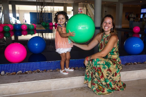 Mariana Belém com a filha Laura (Foto: Manuela Scarpa / Foto Rio News)