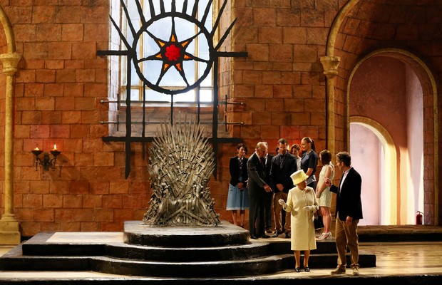 Rainha Elizabeth visitando o set de filmagens de Game of Thrones (Foto: Agência Reuters)
