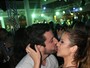 Renata Dominguez troca beijos apaixonados com o namorado