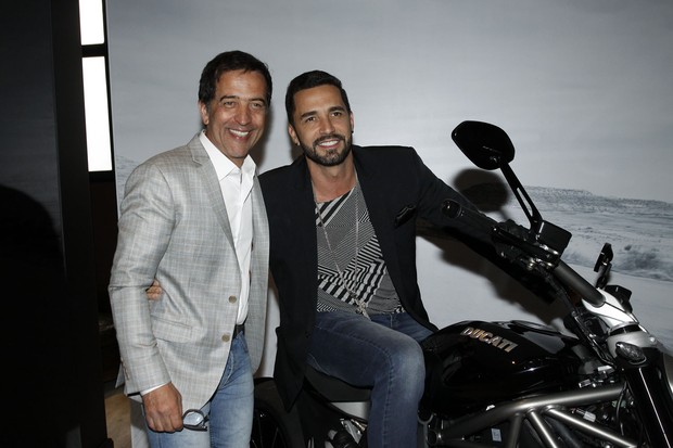 Latino e Ricardo Almeida (Foto: Celso Tavares/EGO)