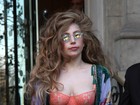 De sutiã transparente, Gaga recorre a truque para não mostrar demais