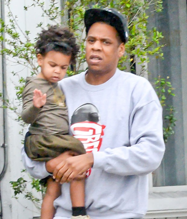 Jay-Z com a filha, Blue Ivy, no colo (Foto: Grosby Group)