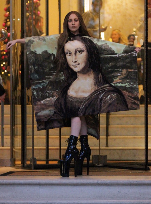 Lady Gaga se veste de Mona Lisa em Londres (Foto: AKM-GSI / AKM-GSI)