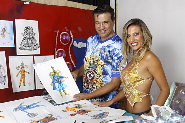 Luisa Mell posa ao lado de Amarildo de Mello, carnavalesco da escola, e entre os desenhos das fantasias do carnaval 2017 (Foto: Celso Tavares/EGO)