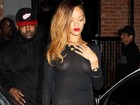 Mesmo de vestido preto, Rihanna mostra demais ao deixar boate