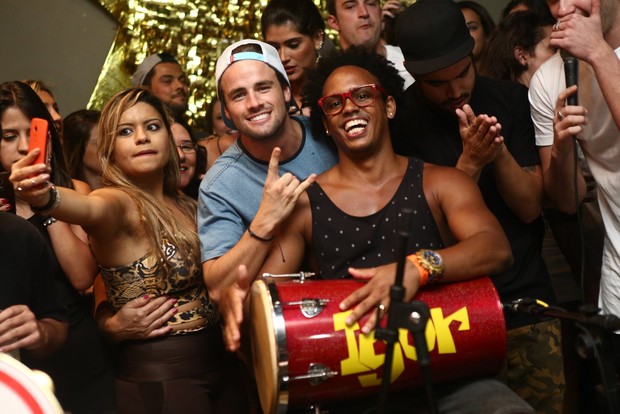 Raphael Licks participa de roda de samba no Rio (Foto: Raphael Mesquita/ Divulgação)