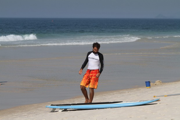 Ricardo Pereira e Bruno Gagliasso fazem stand up paddle na praia da Barra da Tijuca, RJ (Foto: Wallace Barbosa/AgNews)