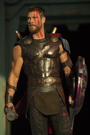Chris Hemsworth caracterizado para o filme Thor: Ragnarok (Foto: Jasin Boland / Marvel Studios / Divulgação)