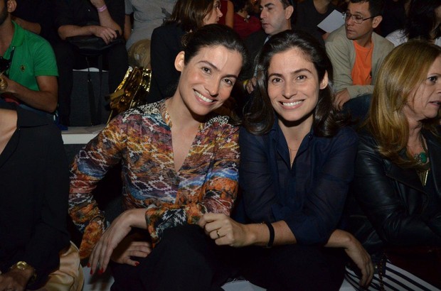 Renata Vasconcellos e a irmã gêmea no Fashion Rio (Foto: Léo Marinho / AgNews)