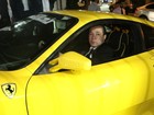 Futuro marido da Mulher Pera chega ao casamento de Ferrari amarela