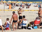 De sainha, Carolina Portaluppi curte praia com o pai, Renato Gaúcho