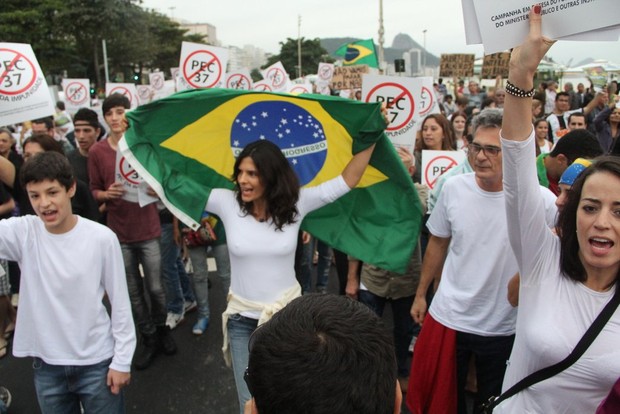Helena Ranaldi na manifestação (Foto: Rodrigo dos Anjos/Ag. News)
