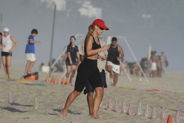 Carolina Dieckmann na praia (Foto: Dilson Silva/AgNews)
