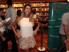 Ana Paula Minerato usa saia florida para prestigiar evento