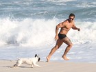 Ex-BBB Yuri aproveita o sol e se diverte com cachorro em praia do Rio