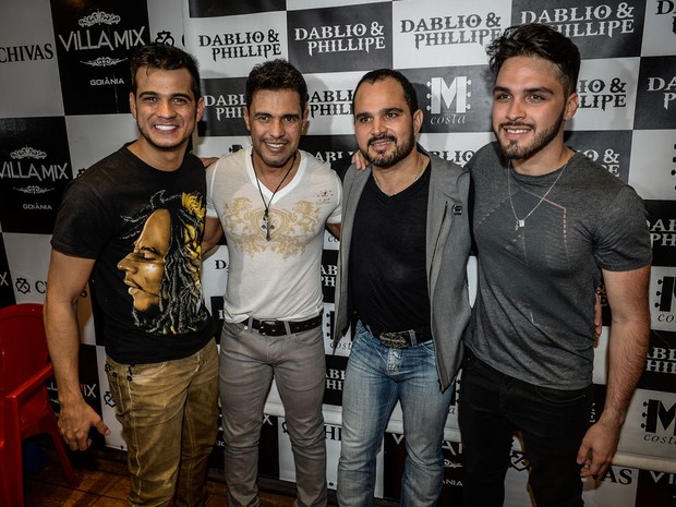Zezé Di Camargo e Luciano com a dupla Dablio e Phillipe em show em Goiânia (Foto: Francisco Cepeda/ Ag. News)