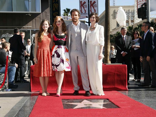 Matthew McConaughey com as atrizes Mackenzie Foy, Jessica Chastain e Anne Hathaway em cerimônia na Calçada da  (Foto: Danny Moloshok/ Reuters)
