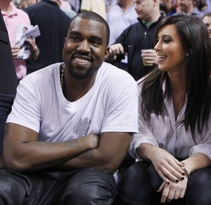 Kanye West e Kim Kardashian com amigos em jogo de basquete (Foto: Andrew Innerarity/ Reuters/ Agência)