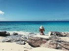 Bruna Marquezine faz topless em praia do Caribe
