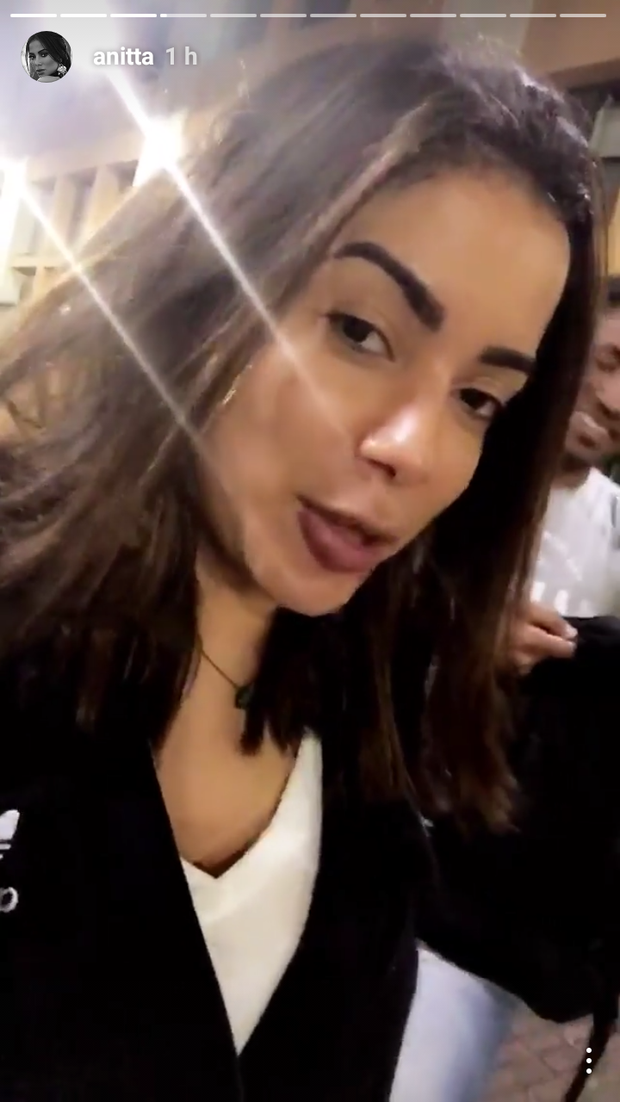 Anitta é flagrada por paparazzo em shopping (Foto: Reprodução/Instagram)