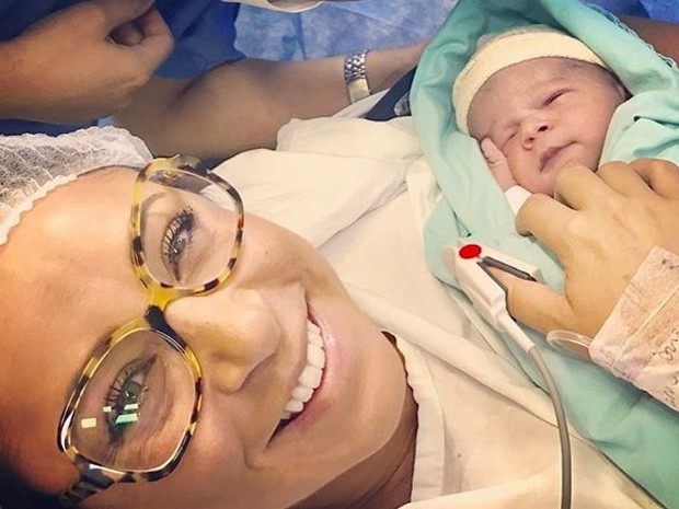 Fran Medeiros mostra filho recém-nascido na web (Foto: Reprodução/Instagram)