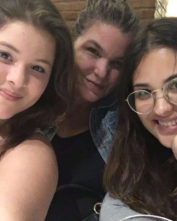  Cristiana Oliveira com as filhas Antônia e Rafaella (Foto: Arquivo Pessoal)