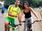 Eliéser e Kamilla andam de bicicleta juntos: 'Cumplicidade' 