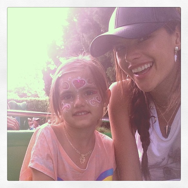 Alessandra Ambrósio com a filha (Foto: Reprodução/ Instagram)