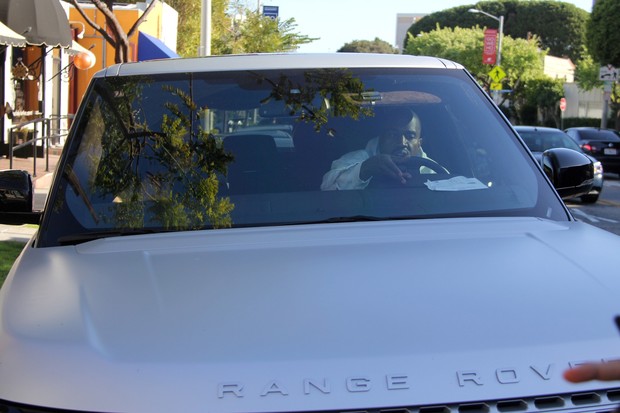 Kanye West dirigindo seu carro (Foto: AKM-GSI)