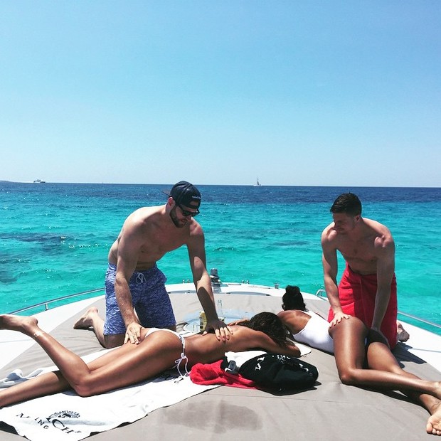 Lais Ribeiro faz topless enquanto o namorado passa protetor solar em suas costas (Foto: Instagram / Reprodução)