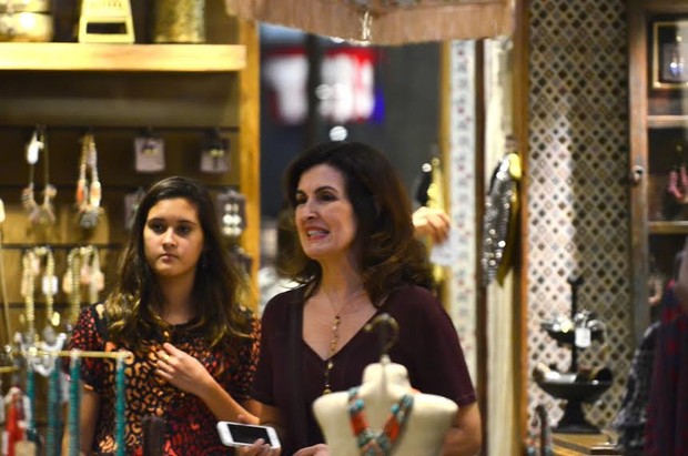 Fátima Bernardes passeia com filha em shopping (Foto: William Oda)