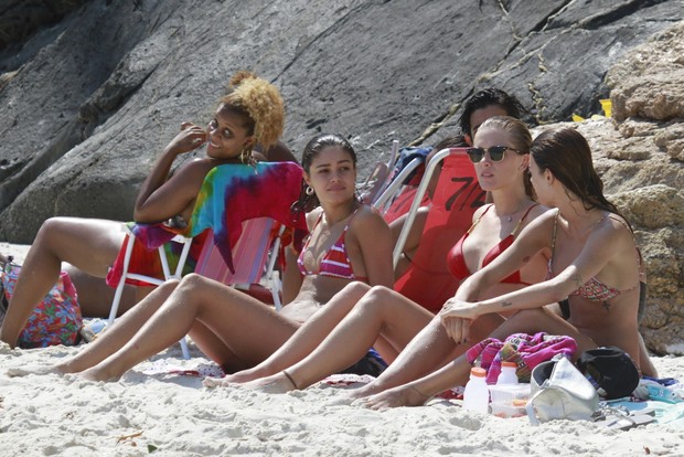 Sophie Charlotte, Fiorella Mattheis e Thaila Ayala na praia da Barra (Foto: Dilson Silva / Agnews)