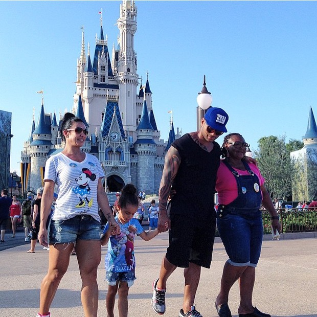 Scheila Carvalho e Tony Salles com a filha, Giulia, em parque em Orlando, nos Estados Unidos (Foto: Instagram/ Reprodução)