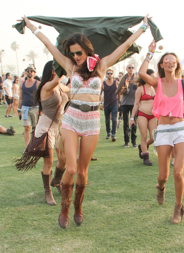 Alessandra Ambrósio no Coachella em Indio, na Califórnia, nos Estados Unidos (Foto: AKM-GSI Brasil)