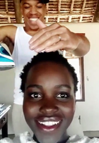 Lupita Nyong'o usa ferro de passar para molhar o cabelo em vídeo