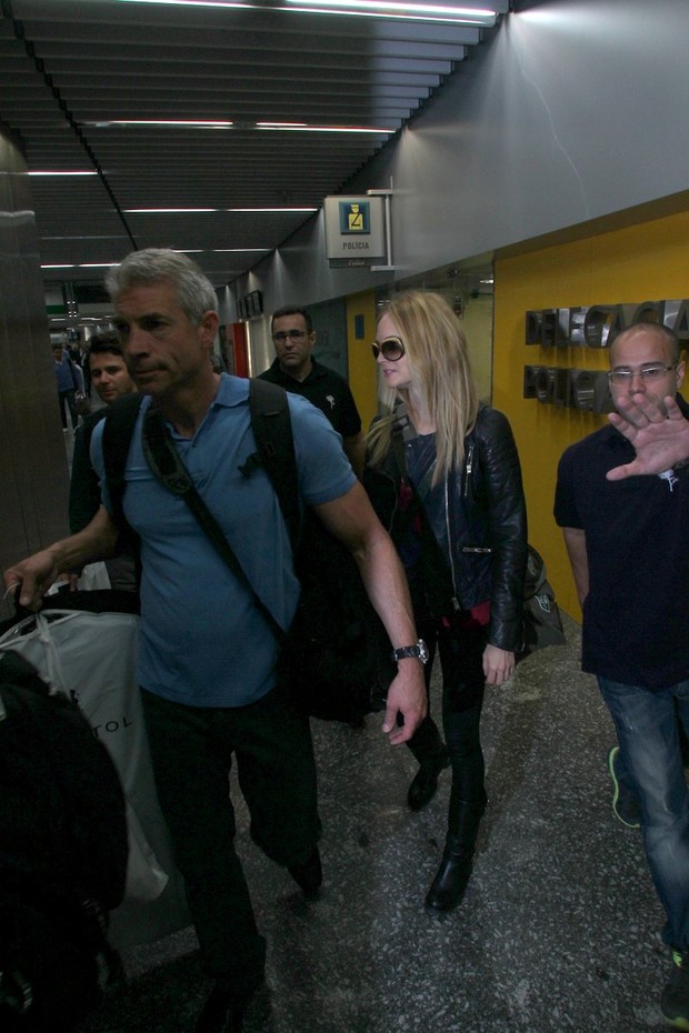 Heather Graham no aeroporto do Rio (Foto: Gabriel Rangel e Delson Silva/Ag News)