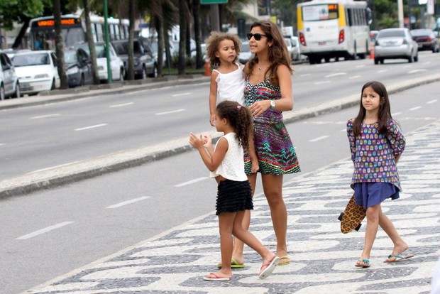 Paula Morais com a filha de Ronaldo (Foto: J. Humberto / AgNews)