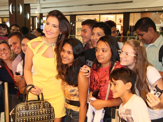 Ex-BBB Kamilla com fãs em evento em Belém (Foto: Christian Emanoel/ Divulgação)