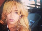 Rihanna muda o visual e posta foto louríssima