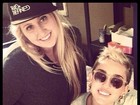 Miley Cyrus compartilha foto brindando com refrigerante