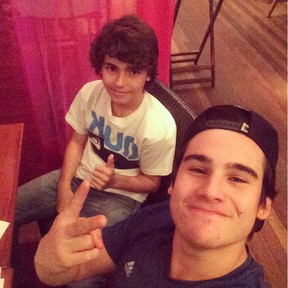 Nicolas Prattes com o primo, Diego (Foto: Reprodução/Instagram)
