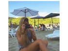 Carolina Portaluppi deixa pernas à mostra em clique na praia