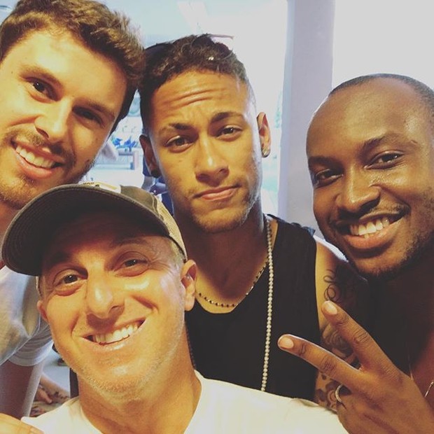 Bruninho, Luciano Huck, Neymar e Thiaguinho em festa (Foto: Instagram/ Reprodução)