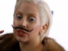 Depois de máscara bizarra, Lady Gaga aparece de bigode em evento