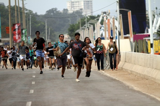 Fãs chegam ao sexto dia de Rock in Rio (Foto: Marcos Ferreira/ Foto Rio News)