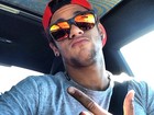 Neymar posta 'selfie' e filosofa: 'O tempo nos ensina coisas'