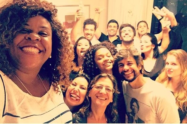 Juliana Alves ao lado de Ernani Nunes e o elenco do filme Gostosas, Lindas e Sexies (Foto: Reprodução/Instagram)