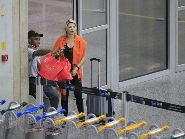 Antônia Fontenelle em aeroporto no Rio (Foto: Delson Silva e Dilson Silva/ Ag. News)