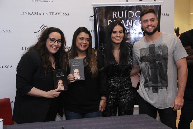 Ana Carolina lança o livro no Rio de Janeiro (Foto: AgNews )